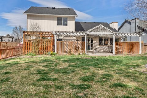 Tiny photo for 858 NW Poplar Place, Redmond, OR 97756 (MLS # 220217658)