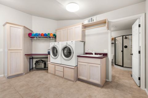 Tiny photo for 4935 Cherry Lane, Medford, OR 97504 (MLS # 220215005)