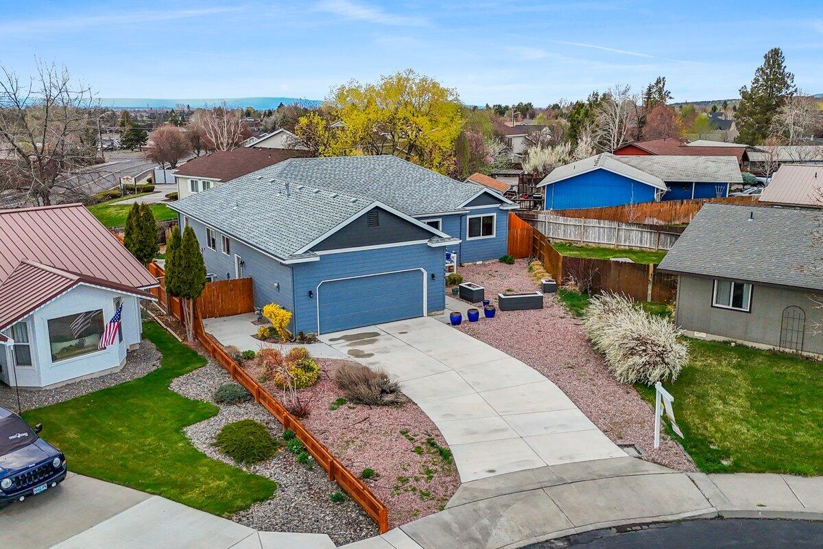 855 NW Maple Lane