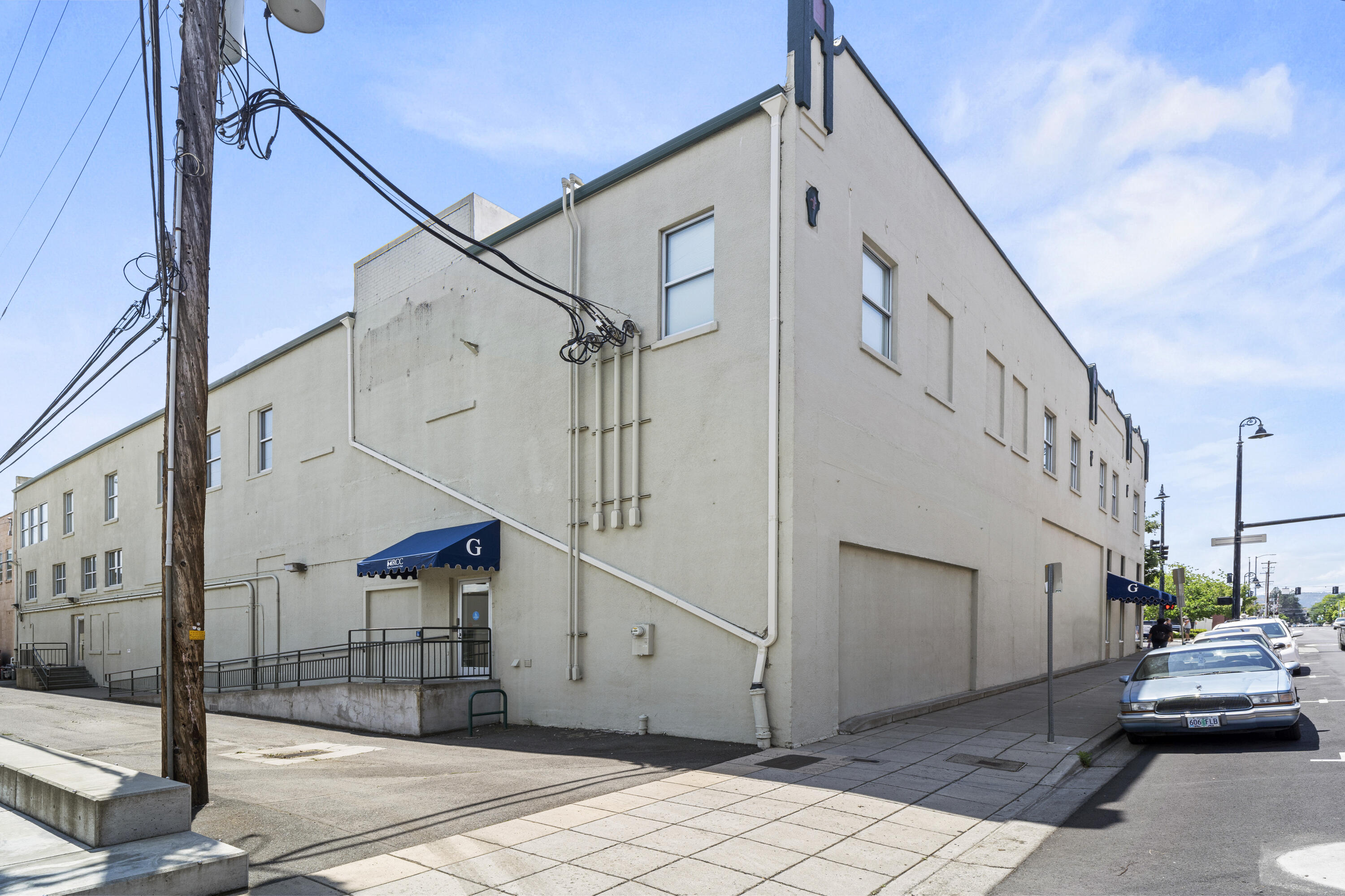 Main image without alt text