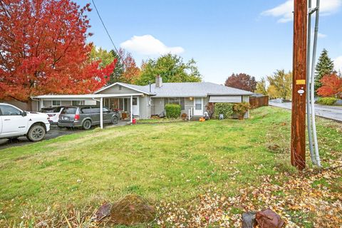 Photo of 1543 Grand Avenue, Medford, OR 97504 (MLS # 220211515)