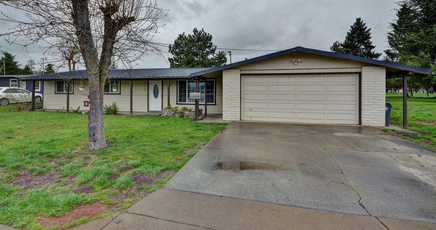 Very nice 3 bedroom 2 bath home. Directly across the street from Stewart Meadows golf course and backs to the park. Large living room, family room and kitchen with lots of cabinet storage. Two car attached garage and fenced backyard. This is one of those must see homes! Please note, tenants are family and WILL vacate at closing.