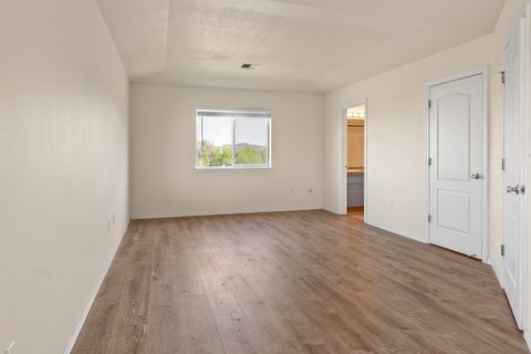Tiny photo for 585 NE Redwood Avenue, Redmond, OR 97756 (MLS # 220221159)