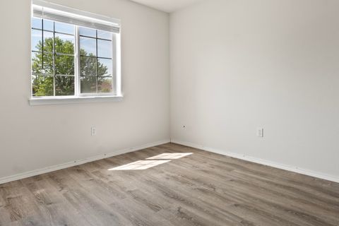 Tiny photo for 585 NE Redwood Avenue, Redmond, OR 97756 (MLS # 220221159)