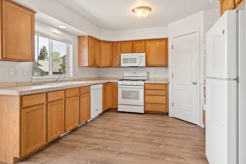 Tiny photo for 585 NE Redwood Avenue, Redmond, OR 97756 (MLS # 220221159)