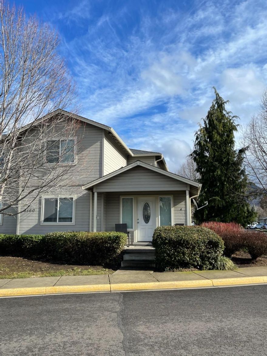 Beautiful 3/2 floor plan with lots of light. This in an end unit with a full 2 car garage. New carpet, paint and flooring throughout.
