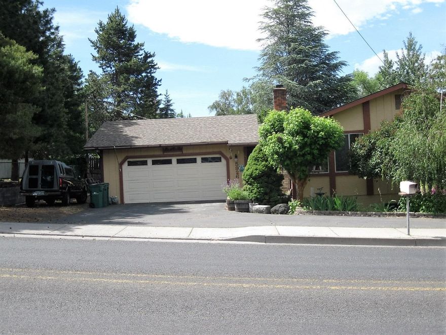 Hard to find 5 bedroom home well maintained and conveniently located in the South suburbs. Master en suite plus 2 bedrooms on main floor. Large family room with wet bar, 2 additional bedrooms and a full bath in the fully finished walk-out basement. Easy maintenance yard complete with apricot and cherry trees. RV parking with power hookups.