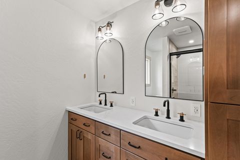 Tiny photo for 753 Rogue River Highway, Gold Hill, OR 97525 (MLS # 220212265)