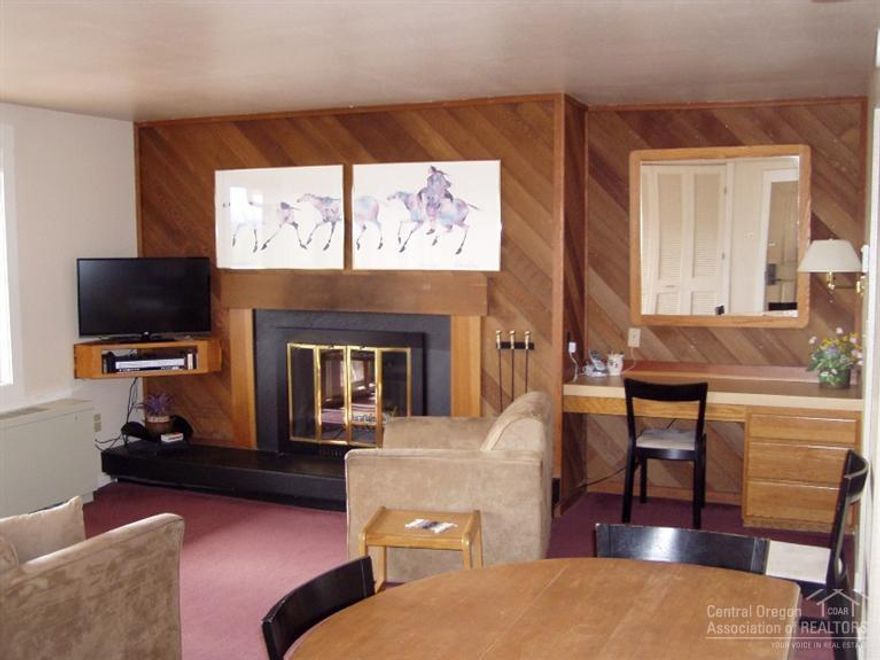 Come enjoy all that the Inn of the 7th has to offer, including golf, tennis, swimming, river rafting, ice skating and equestrian pursuits. This top floor unit offers a separate lock-off bedroom in addition to the murphy bed in the living room and offers great views of the National Forest.