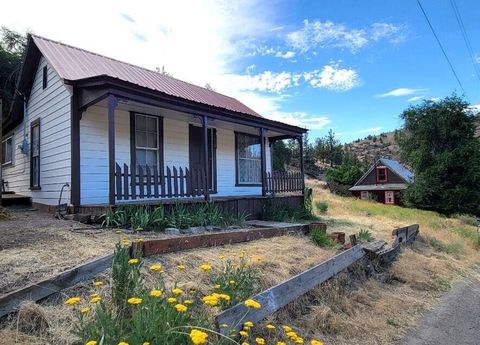 Photo of 126 S Nelson Street, Mitchell, OR 97750 (MLS # 220220201)