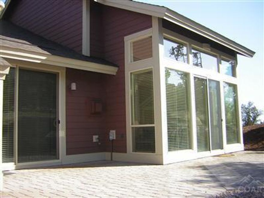 Creekside 2 Bed/2.5 Bath in Great Location, recently upgraded. Features include, newly remodeled Kitchen, Wood floors, Walk in closet in Master Bath (great feature) Large awning on Paver Patio. Incredible location end unit. Enjoy All the Amenities Eagle Crest has to offer!