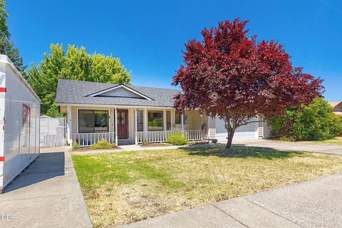 Tiny photo for 1609 Leonard Road, Grants Pass, OR 97527 (MLS # 220225374)