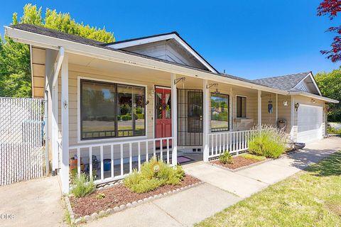 Photo of 1609 Leonard Road, Grants Pass, OR 97527 (MLS # 220225374)