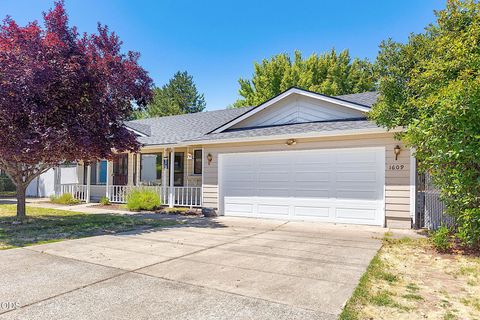 Tiny photo for 1609 Leonard Road, Grants Pass, OR 97527 (MLS # 220225374)