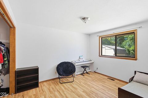 Tiny photo for 1609 Leonard Road, Grants Pass, OR 97527 (MLS # 220225374)