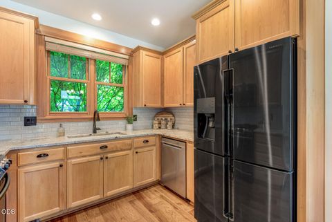Tiny photo for 547 W Jefferson Avenue, Sisters, OR 97759 (MLS # 220223779)