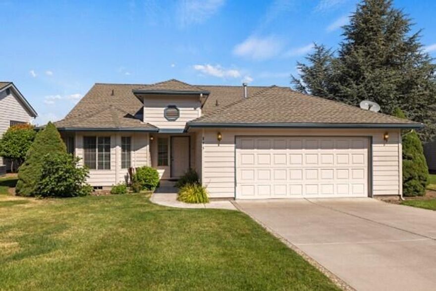 Condo on Harbor Isles Golf Course!   Enjoy condo living with the golf course as your back yard.  At 1876 sf, this 3 bedroom, 2 bath home is a little larger than some of the other units and has a nice open concept layout with loads of sunshine, vaulted ceilings and views of the golf course.  Features include F/A gas heat and Central A/C, Gas fireplace, dining area, kitchen island, laundry room and pantry.   Primary bedroom has en-suite bath that includes tub and walk-in shower and dual sinks.  There is also an attached 2 car garage.  There hasn't been many changes since new but clean & move in ready or, make plans to give this a fresh update yourself.   Just minutes to the lake, Harbor Isles Tennis & Fitness Club, Moore Park, downtown, OIT & Sky Lakes.   Harbor Isles Golf Club Condo Association takes care of some exterior maintenance and landscaping.    Monthly dues $355, Annual fee $1000.