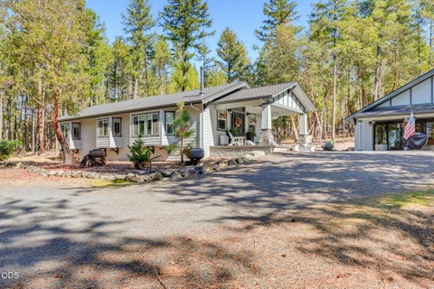Photo of 995 Upper Applegate Road, Jacksonville, OR 97530 (MLS # 220229810)