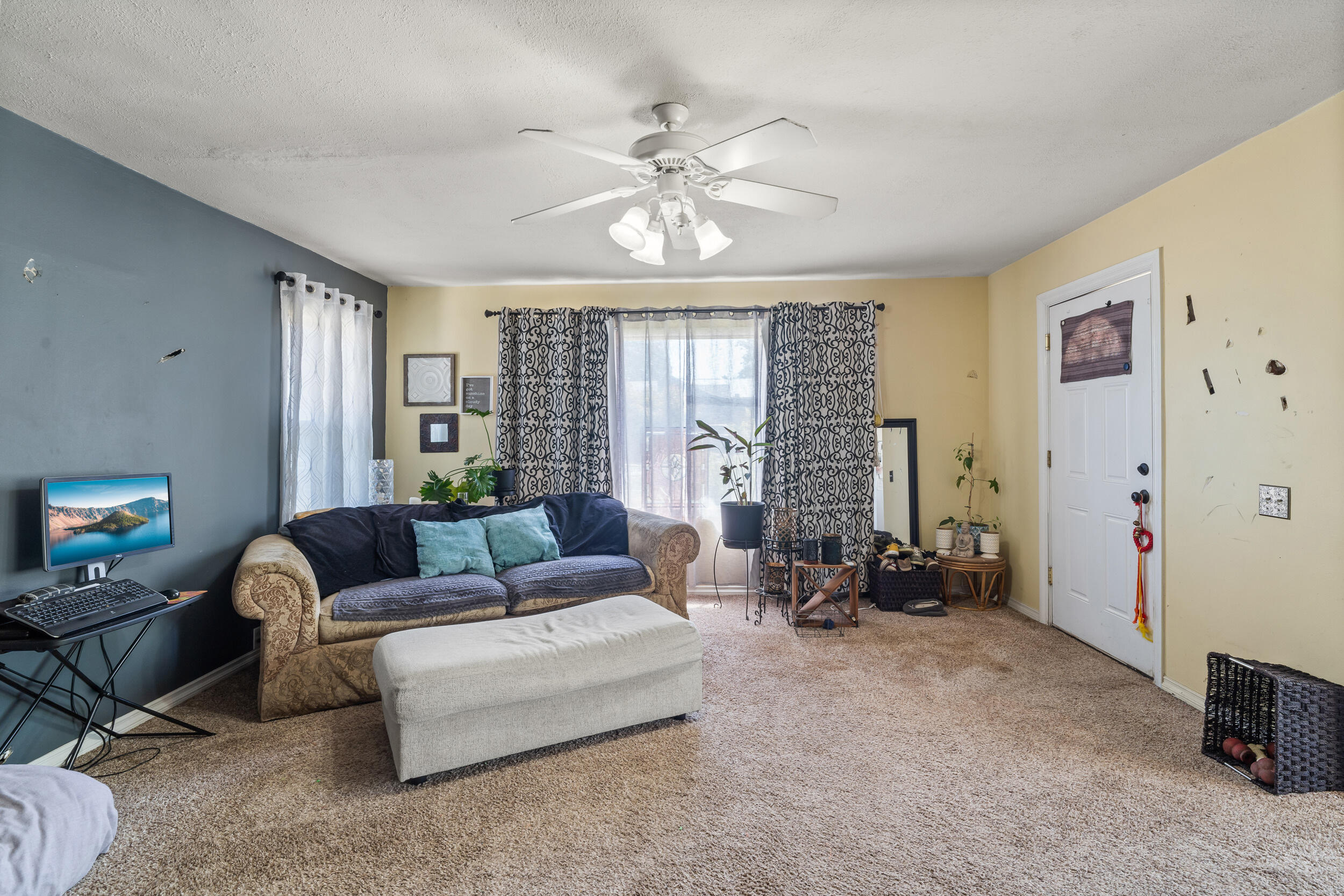 943 N Ross Lane