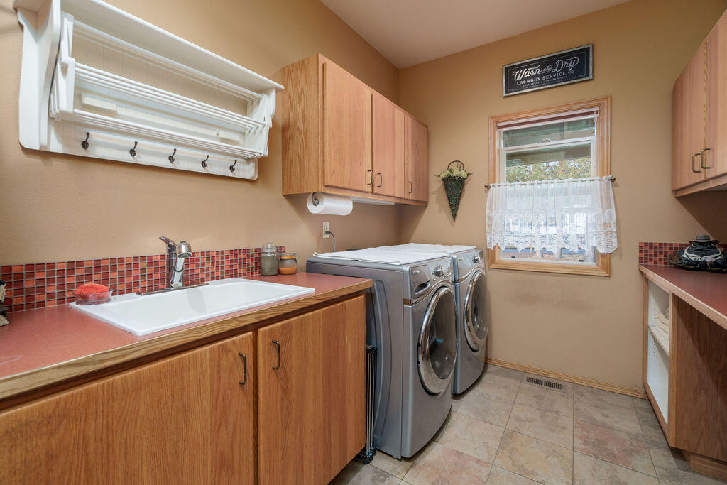 Pinewood Country Est - Residential