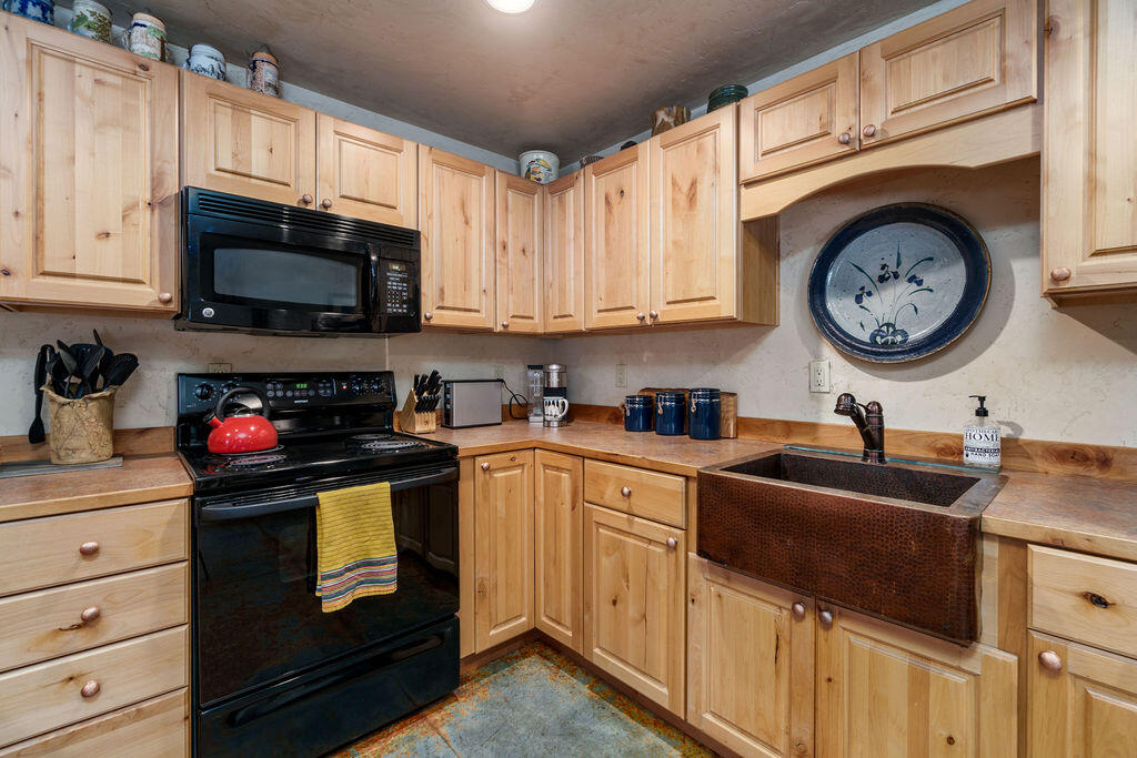 Pinewood Country Est - Residential