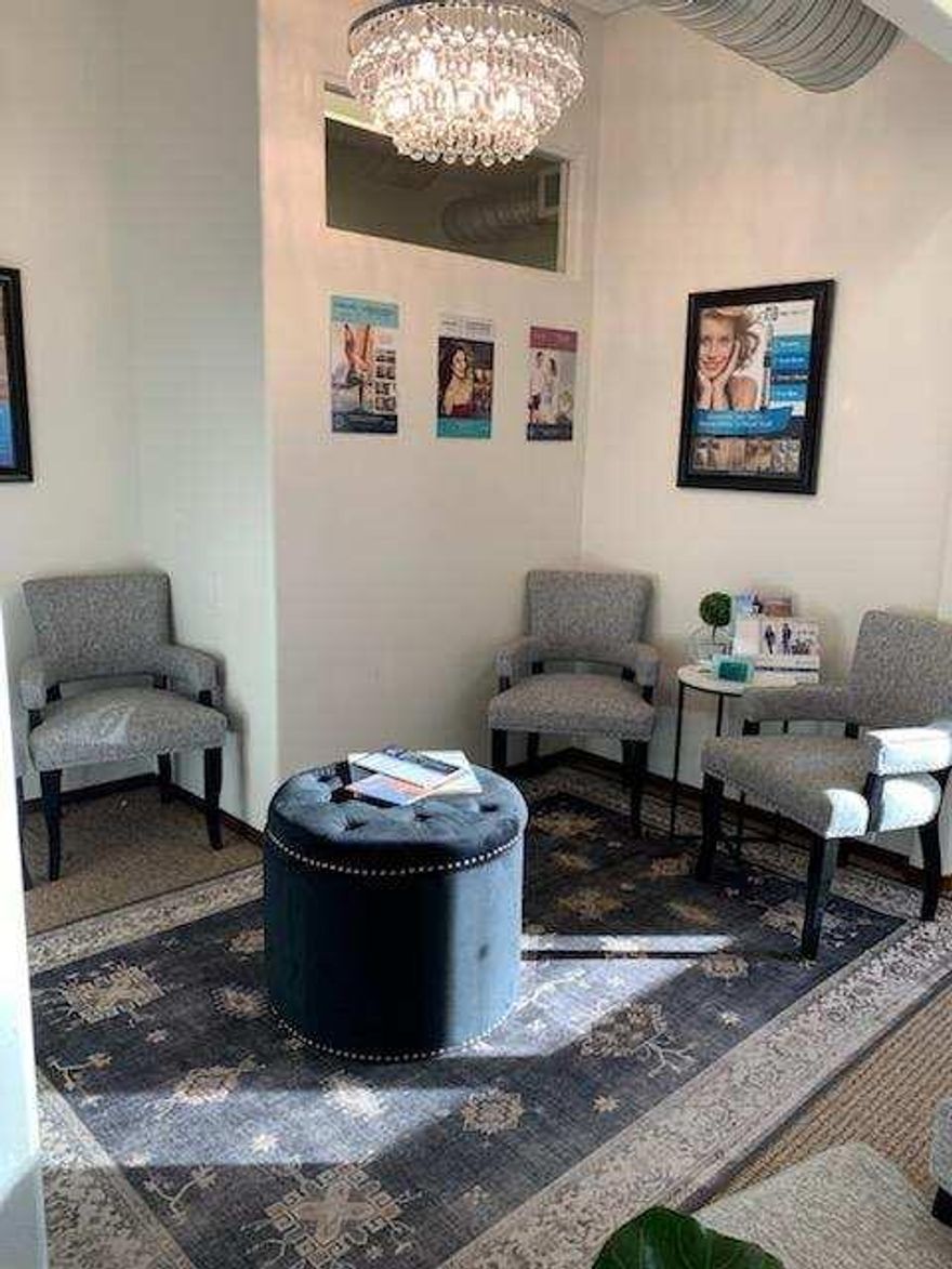 1400 square feet of beautiful office or clinic space. Very nice interior build out.  Extra efficient floor plan. Close to the Asante Medical Center and in the heart of the medical community.  Attractive multi tenant building.