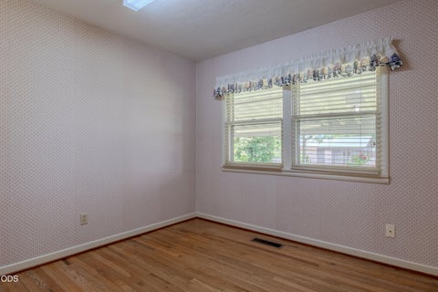 Tiny photo for 1375 Crater Lake Avenue, Medford, OR 97504 (MLS # 220222916)