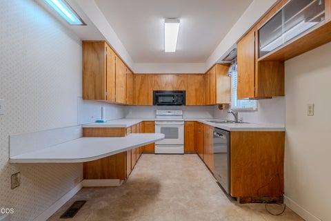 Tiny photo for 1375 Crater Lake Avenue, Medford, OR 97504 (MLS # 220222916)