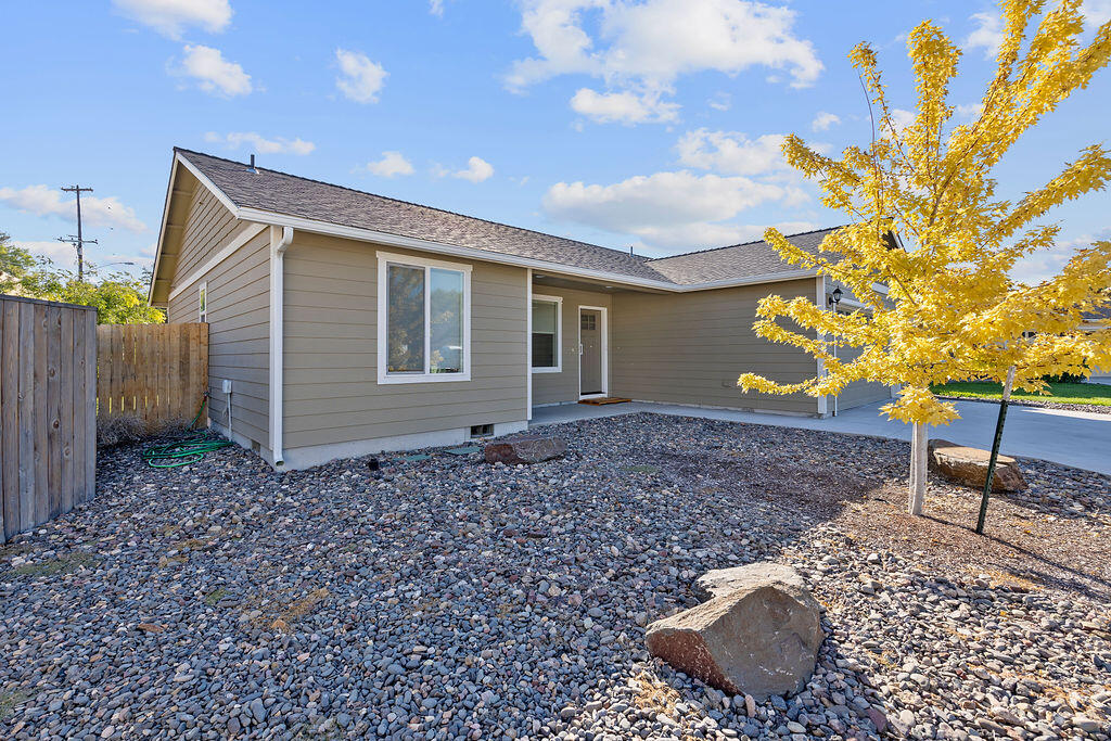 1087 NE Crista Court