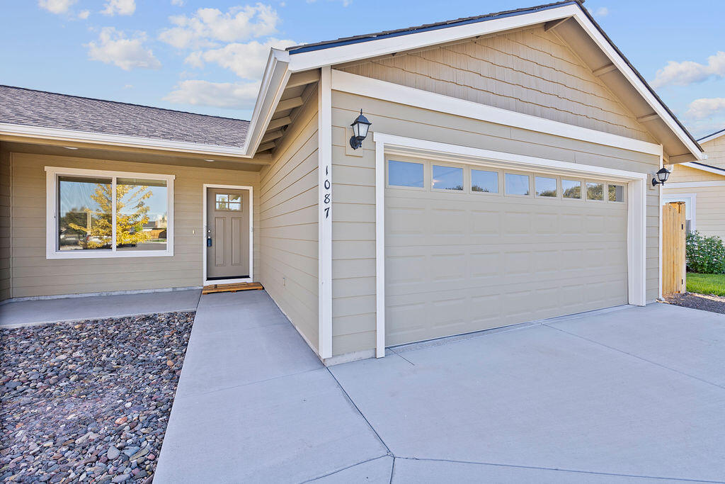 1087 NE Crista Court