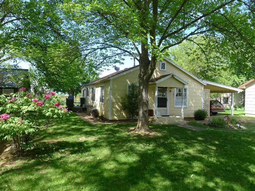 Cute as a button! This cozy, well-maintained home sits away from the street and noisy traffic, helping to provide a peaceful environment. Ideal location: close enough to town while still in the sought after Griffin Creek school zone. Features a newer (1 year old) water heater; washer/dryer and refrigerator are also included! Storage is no problem for this home with a craft room inside and a small shop outside. Warm weather is a delight with the large lot size, perfect for entertaining. Don't wait long, home is a steal at this price.