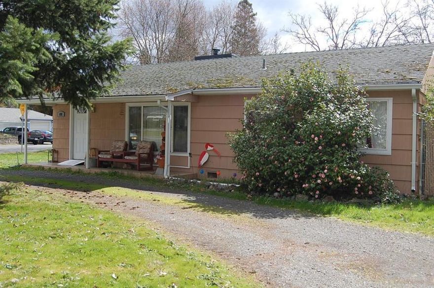 Located across from the Riverside Park and the Rogue River, close to downtown shopping. The home sits on a 1/4 acre lot, fenced backyard. The home is currently tenant occupied. Great income opportunity.
RV parking & hookups along with irrigation.