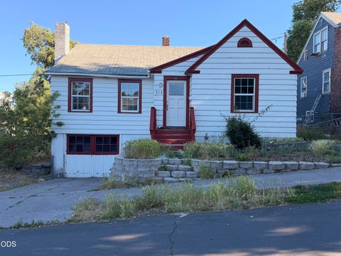 Photo of 718 Roseway Drive, Klamath Falls, OR 97601 (MLS # 220224481)