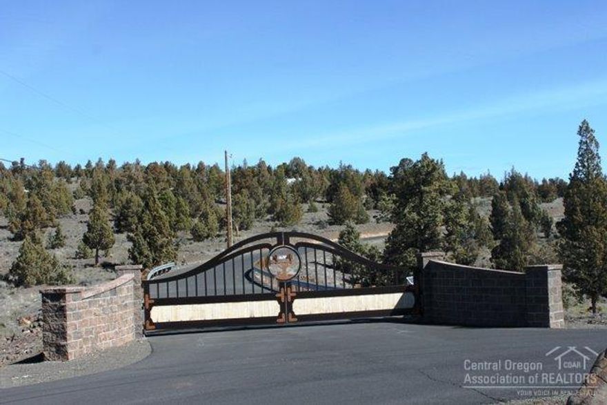 Build your dreams in Roundtree Estates, a gated community with beautiful views of the Cascade Mountains and surrounding area. The southern exposure makes it ideal for use of solar or passive solar. Lots are septic approved, have an interest in shared well, and power to the lot line.