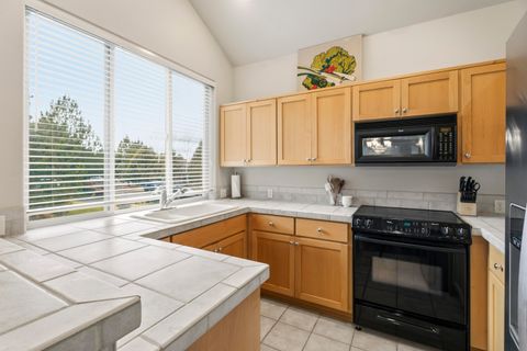 Tiny photo for 11130 Village Loop, Redmond, OR 97756 (MLS # 220212541)
