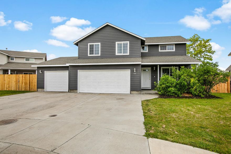 Beautiful open concept home that sits on a large lot on a quiet cul de sac. Very Spacious 3 bedroom 2.5 baths with a large kitchen that over looks the Great
room.The backyard has a fantasic patio, large water feature, raisedbed and is completly fenced. This home also includes a 3 car garage/work space and RV
parking behind a gate. This home is turnkey and wont last long!