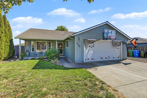 Photo of 534 Westminster Drive, Eagle Point, OR 97524 (MLS # 220229637)