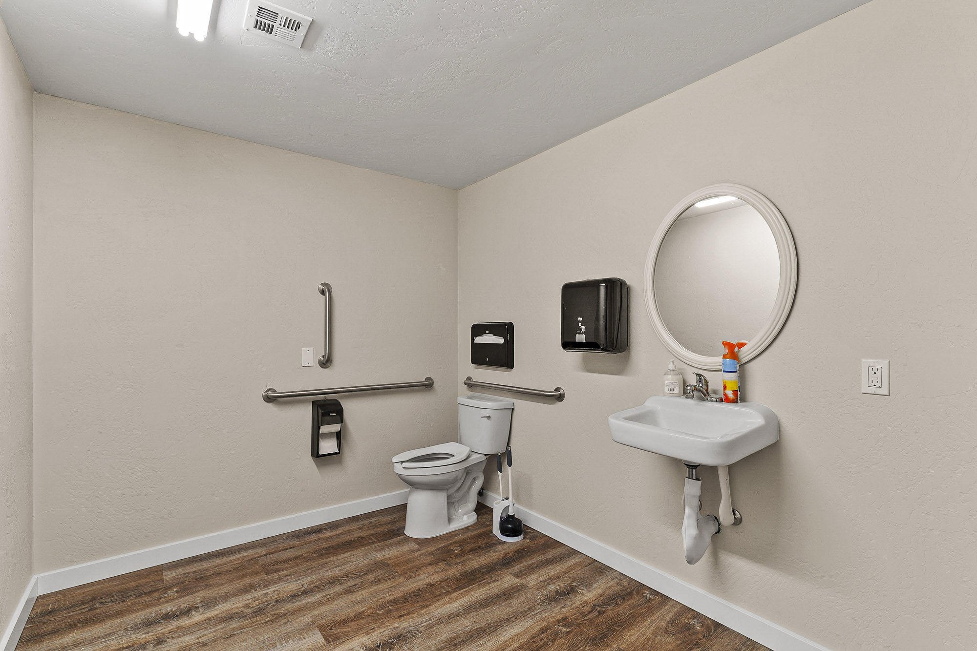 Main image without alt text