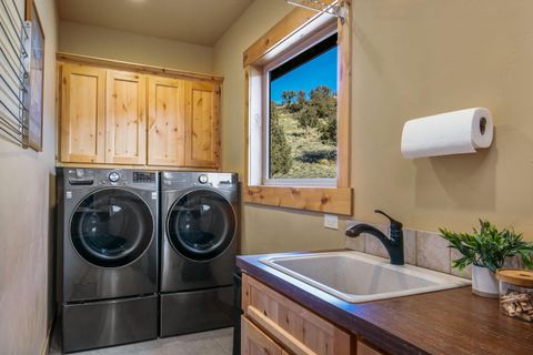 Tiny photo for 10935 Summit Ridge Court, Redmond, OR 97756 (MLS # 220213838)