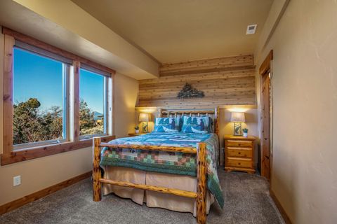 Tiny photo for 10935 Summit Ridge Court, Redmond, OR 97756 (MLS # 220213838)