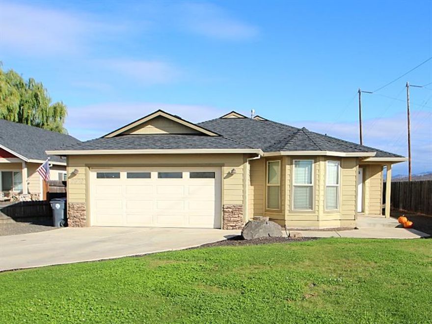 Such a great lot in a cul-de-sac location! Great for a first time home buyer, lots of parking for a boat, RV, etc. Large back yard complete with dog kennel and lots of space for pets or kids. Sweet master bed and bath, which steps to the back yard patio, is complete with dual vanity and walk-in closet. Functional living space with lots of a light and a bonus area in the entry which could be used as a sitting room, office, or play space. Wood laminate flooring makes the home all the more inviting as well as the vaulted ceilings give the home a warm character and charm!