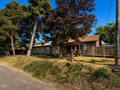 Photo of 33366 Priceboro Drive, Harrisburg, OR 97446 (MLS # 220226585)
