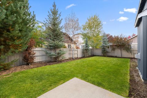 Tiny photo for 19557 Sager Loop, Bend, OR 97702 (MLS # 220213922)