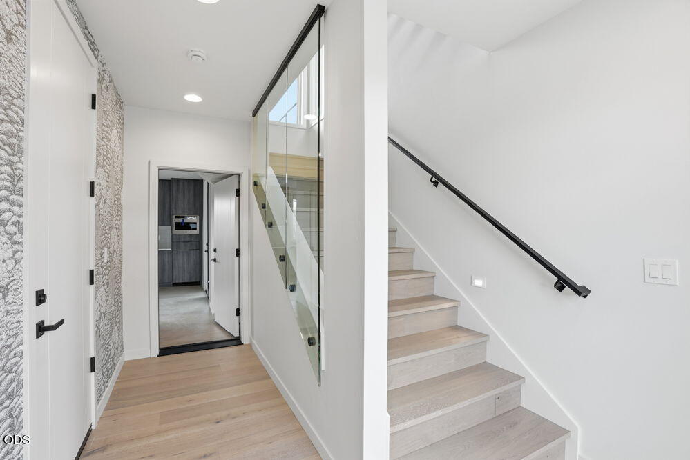 210 SW Log Court 7
