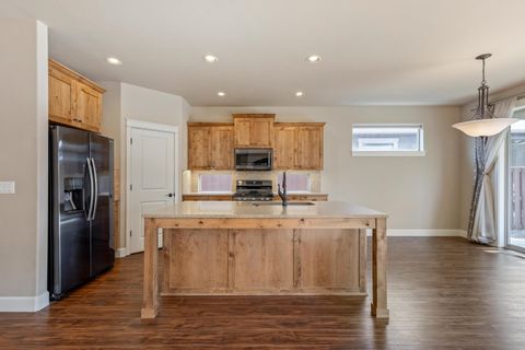 Tiny photo for 950 NE Steins Pillar Drive, Prineville, OR 97754 (MLS # 220214945)