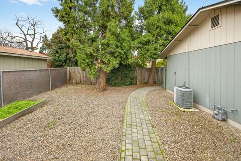 Tiny photo for 815 SE 11th Street, Grants Pass, OR 97526 (MLS # 220212659)
