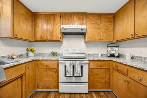 Tiny photo for 815 SE 11th Street, Grants Pass, OR 97526 (MLS # 220212659)