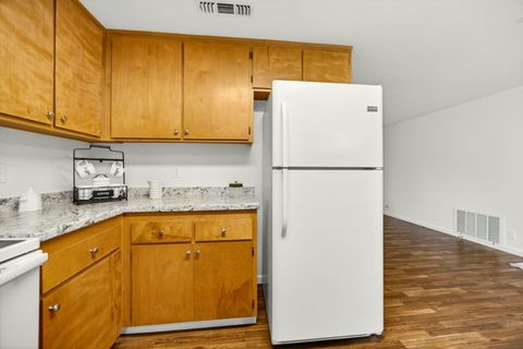 Tiny photo for 815 SE 11th Street, Grants Pass, OR 97526 (MLS # 220212659)