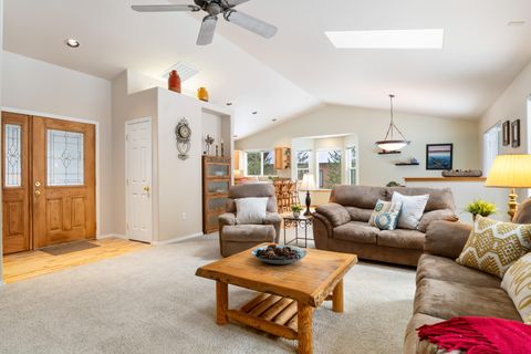 Tiny photo for 55565 Wagon Master Way, Bend, OR 97707 (MLS # 220215582)