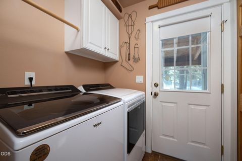 Tiny photo for 51889 Pine Loop Drive, La Pine, OR 97739 (MLS # 220225087)